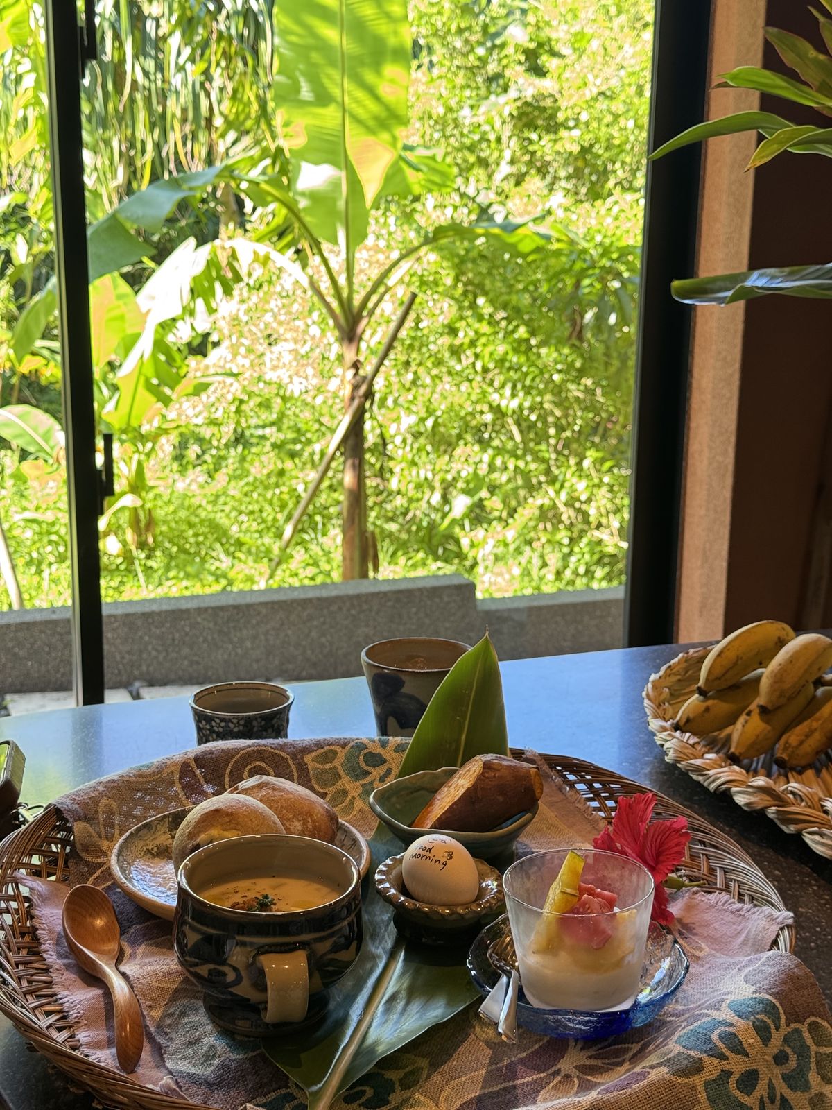 窗邊的沖繩早餐，窗外綠意近在眼前
